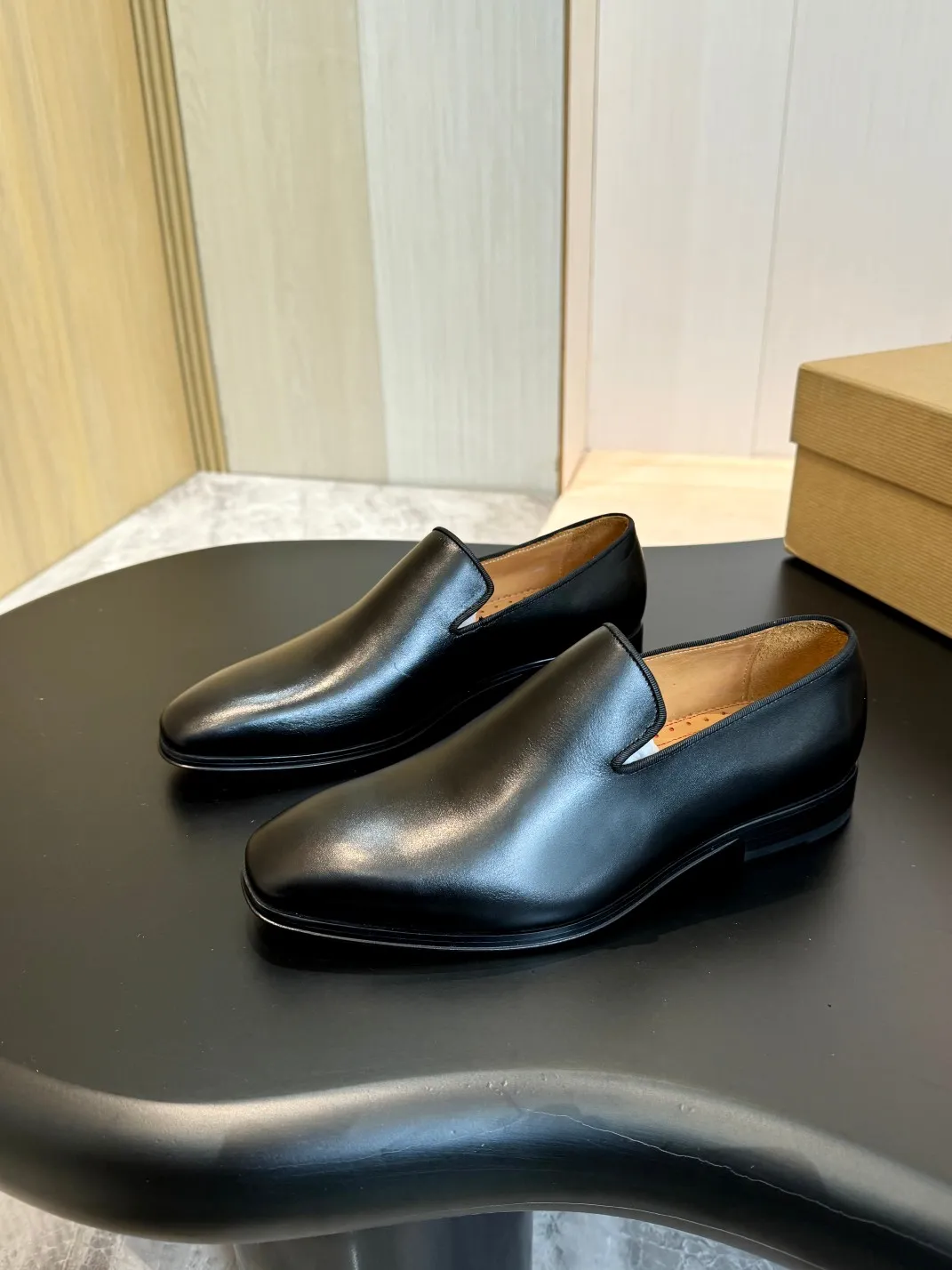 💰960 Christia*.Loubouti* high-end men's business formal leather shoes, original genuine cowhide red sole, imported Italian cowhide outsole, first-layer cowhide, water-dyed cowhide lining, high-end luxury. Size: 39-44 (customized at 38.45.46)✅